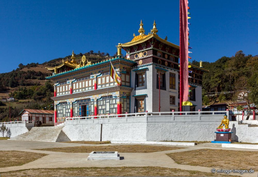 Khinmey Nyingma Monastery 
Tawang
Schlüsselwörter: Buddhismus Glauben Religion Kloster tibetisch Lama Himmel Sakyamuni Gompa heilig Heiligtum Schönheit Natur Mahayana Architektur blau erhaben majestätisch romantisch geweiht buddhistisch Zufluchtsort Rauch