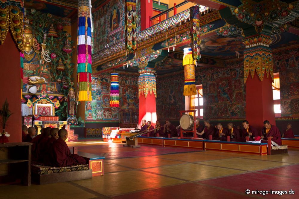 Tibetan Ceremony
Khinmey Nyingma Monastery Tawang
Schlüsselwörter: Buddhismus tibetisch Sakyamuni Gompa heilig Heiligtum Schönheit Mahayana erhaben Sprechgesang innen buddhistisch Zeremonie farbig schön erhaben Ritual Verehrung göttlich Praxis Leere Illusion Klang vibrieren Intensität intensiv Tiefe Gesang kraftvoll