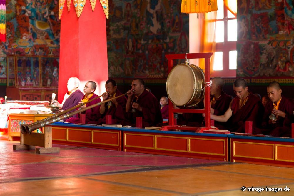 Tibetan Ceremony
Khinmey Nyingma Monastery Tawang
Schlüsselwörter: Buddhismus tibetisch Sakyamuni Gompa heilig Heiligtum Schönheit Mahayana erhaben Sprechgesang innen buddhistisch Zeremonie farbig schön erhaben Ritual Verehrung göttlich Praxis Leere Illusion Klang vibrieren Intensität intensiv Tiefe Gesang kraftvoll