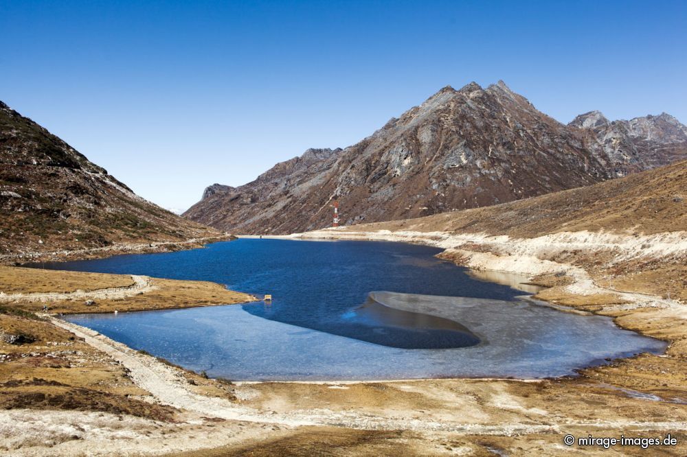 Paradise Lake at 4170 m Altitude
Sela Pass 
Schlüsselwörter: SehenswÃ¼rdigkeit SchÃ¶nheit Pass See Wasser GewÃ¤sser Frost Eis Hochgebirge kalt KÃ¤lte HÃ¶he traumhaft himmlisch heilig Buddhismus atemberaubend prachtvoll karg Landschaft Natur pur rein blau wolkenlos Sonne Ziel abgelegen entlegen entrÃ¼ckt malerisch F