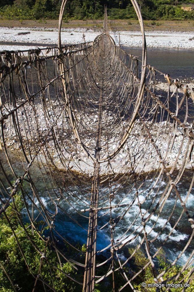 Suspension Bridge over the Siang River
Damro Upper Siang
Schlüsselwörter: Fluss Flussbett Überquerung Verbindung Brücke einfach kunstvoll Drahtseile Hängebrücke lang gewagt Abenteuer abenteuerlich mutig Sonne Wald Dschungel Urwald Angst Mut zittern schaukeln labil unsicher Bauwerk Seil Architektur Statik elegant schwebend