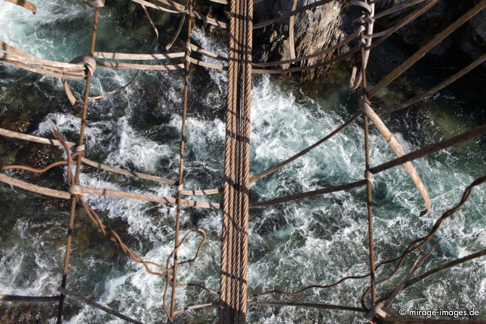 Suspension Bridge over the Siang River
Damro Upper Siang
Schlüsselwörter: Fluss Flussbett Ãœberquerung Verbindung BrÃ¼cke einfach kunstvoll Drahtseile HÃ¤ngebrÃ¼cke lang gewagt Abenteuer abenteuerlich mutig Sonne Wald Dschungel Urwald Angst Mut zittern schaukeln labil unsicher Bauwerk Seil Architektur Statik elegant schwebend