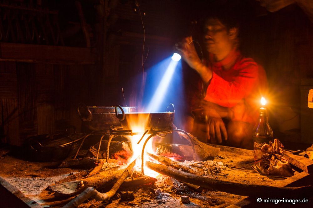 Cooking at Night
Damro Upper Siang
Schlüsselwörter: Taschenlampe Koch Topf Feuer Flamme kochen einfach Rauch KochstelleDorf ländlich Landleben Dampf Dreck Essen Einfachheit Geruch Hunger Hitze Fernreise Ernährung Esskultur Patina brennen offenes Feuer Zubereitung Speisen rustikal Küche traditionell schw