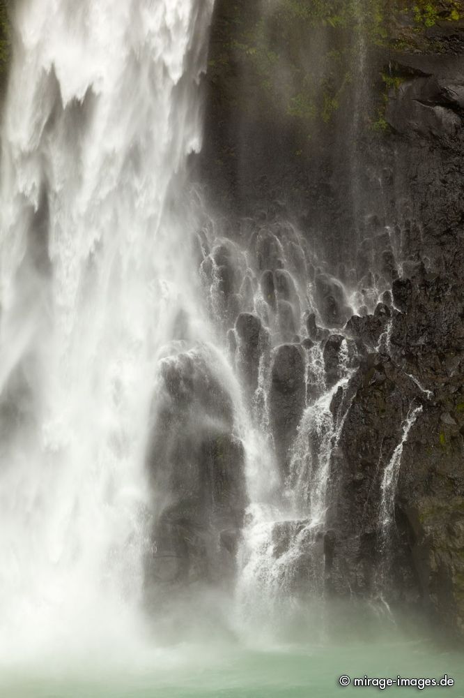 Victoria Falls
Schlüsselwörter: Wasserfall, Ã¼ppig, Vegetation, dicht, Wasser, Regenwald, Dschungel, Ã¶kologisch, fliessen, fruchtbar, gesund, feucht, nass, idyllisch, Leben, Harmonie, weich, wuchern, Dickicht, Abenteuer, Zauber, Magie, malerisch, natÃ¼rlich, SchÃ¶nheit, frisch, empfind