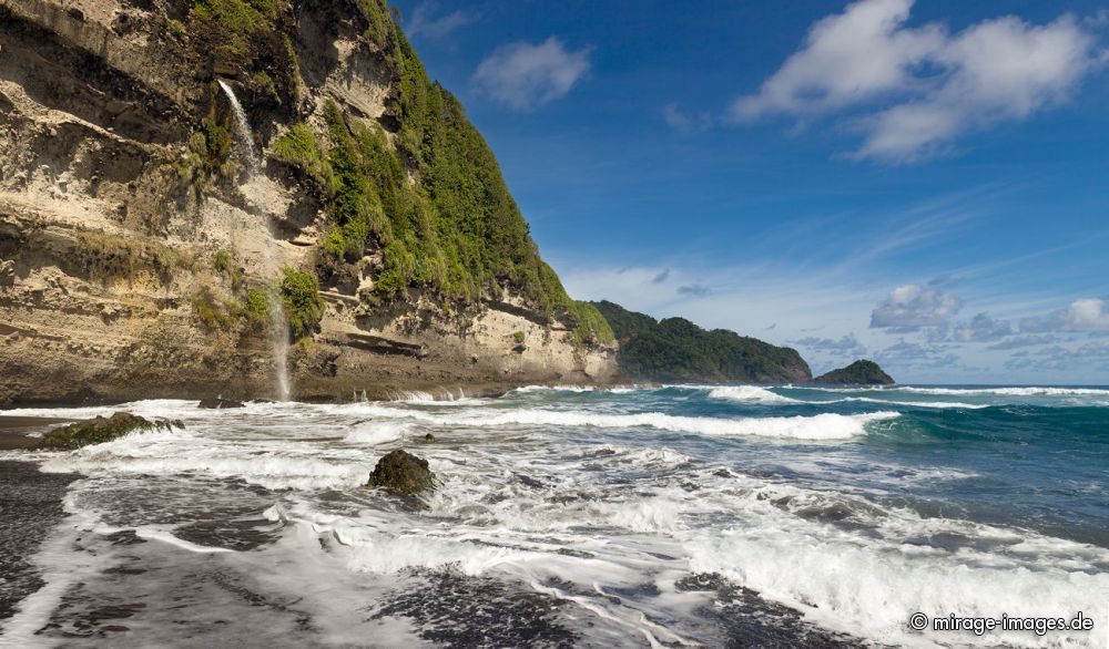Wavin Cyrique
Schlüsselwörter: Wasserfall, Meer, Vegetation, dicht, Wasser, Wellen, Ozean, ökologisch, fliessen, fruchtbar, idyllisch, Leben, Harmonie, weich, wuchern, klettern, Abenteuer, Zauber, Magie, malerisch, natürlich, Schönheit, frisch, empfindlich, einsam, menschenleer, ges