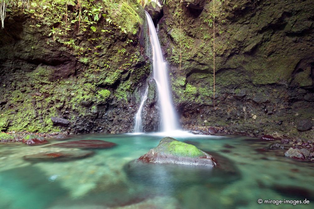 Pennice Spanny falls 
Pont Cass
Schlüsselwörter: Wasserfall, üppig, Vegetation, dicht, Wasser, Regenwald, Dschungel, ökologisch, fliessen, fruchtbar, gesund, feucht, nass, idyllisch, Leben, Harmonie, weich, wuchern, Dickicht, Abenteuer, Zauber, Magie, malerisch, natürlich, Schönheit, frisch, empfind