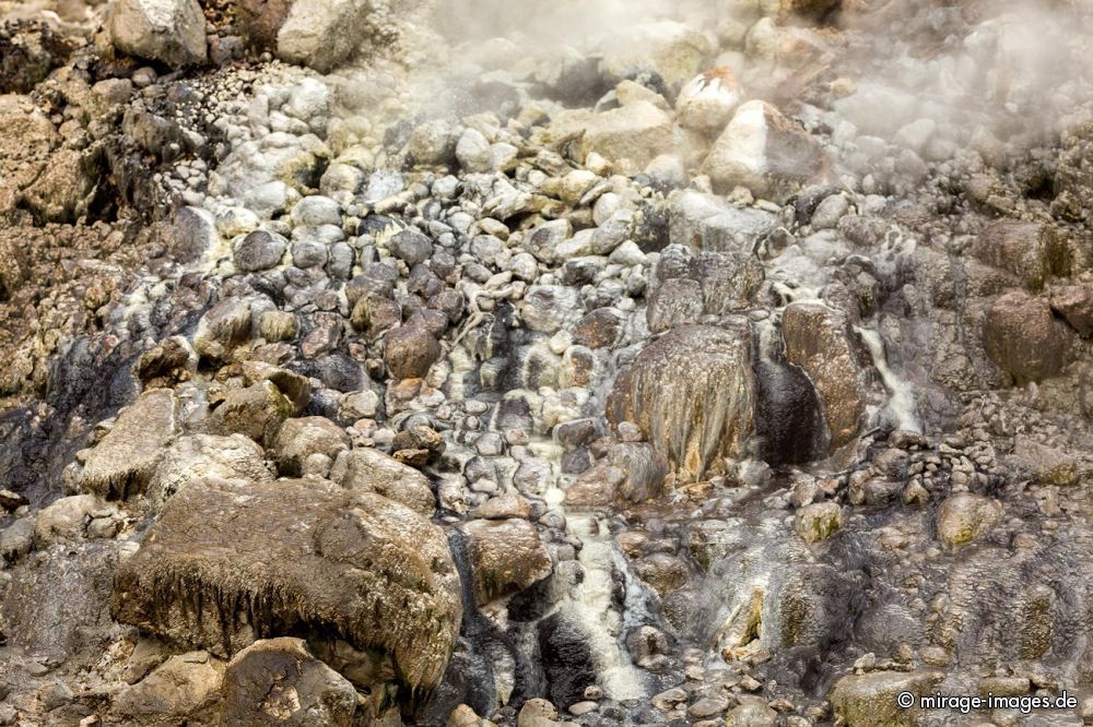 Hot Water
Schlüsselwörter: heiß, kochend, Wasser, malerisch, Tal, Regenwald, Landschaft, abgelegen, überwältigend, atemberaubend, Dampf, dampfen, feucht, Weg, Geologie, dramatisch, trekking, Tagesausflug, draussen, Schönheit, Geysir, unwirklich, gefährlich, Schwefel
