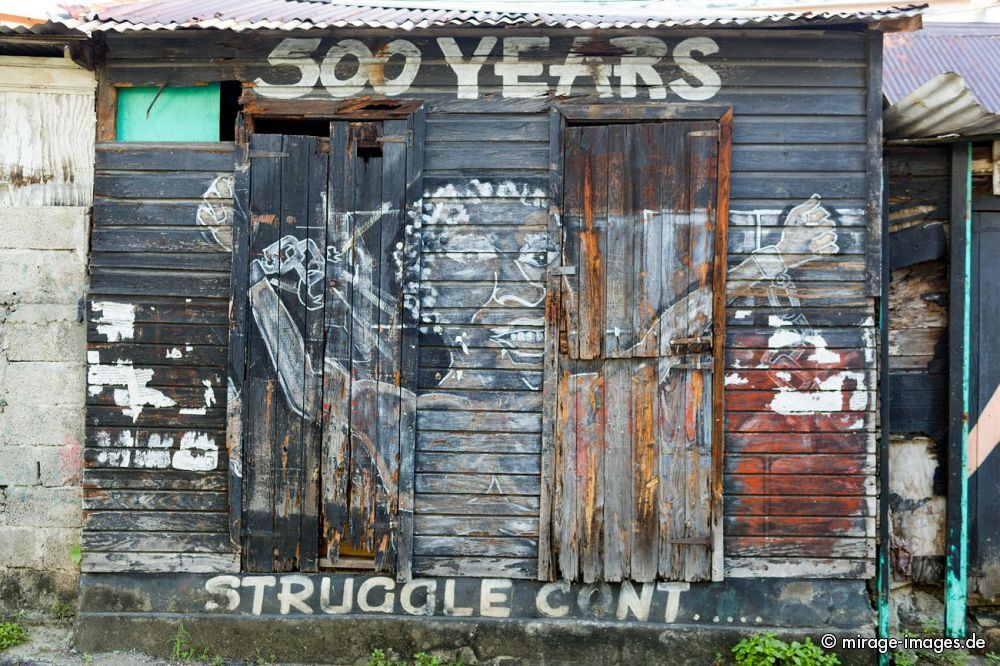 500 years of slavery
Roseau
Schlüsselwörter: Sklaven, Holzhütte, Bemalung, Errinnerung, Diskriminierung, Rassismus, Selbstbewußtsein, Sklaverei, schwarz,