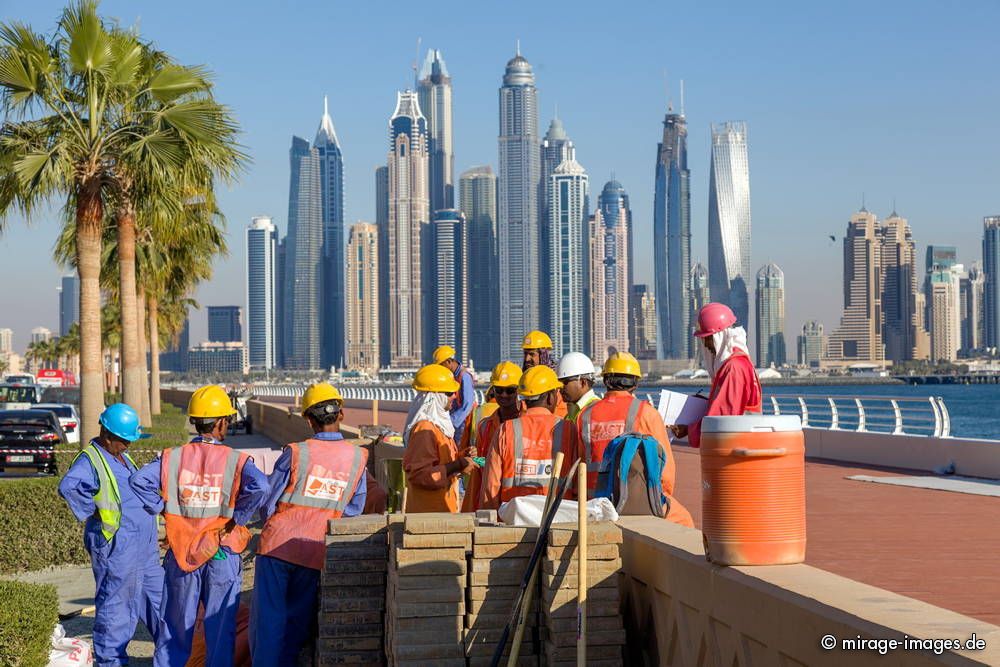 End of a working day
Dubai Marina
Schlüsselwörter: Architektur Beton Hochhaus Macht Stärke Einfluss gross riesig gigantisch Stahl Großstadt gespentisch Gebäude grandios Wolkenkratzer künstlich Luxus Attraktion Fiktion Platz Traum futuristisch edel nobel großzügig verschwenderisch kostspielig feudal
