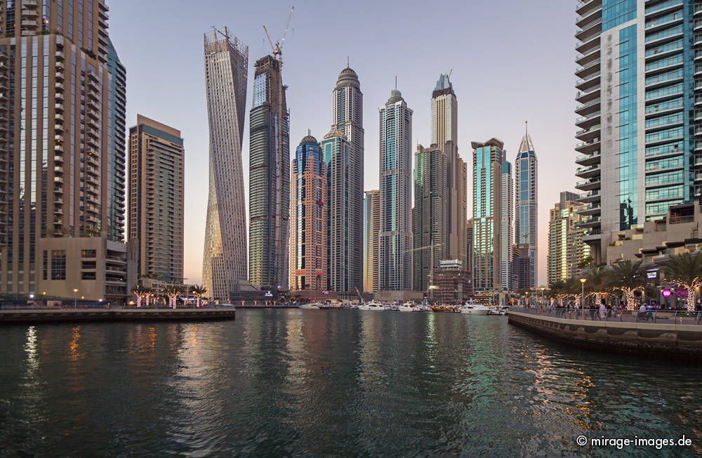 Marina at Night
Dubai 
Schlüsselwörter: Architektur Beton Hochhaus Macht Stärke Einfluss gross riesig gigantisch Stahl Großstadt gespentisch Gebäude grandios Wolkenkratzer künstlich Luxus Attraktion Fiktion Platz Traum futuristisch edel nobel großzügig verschwenderisch kostspielig feudal