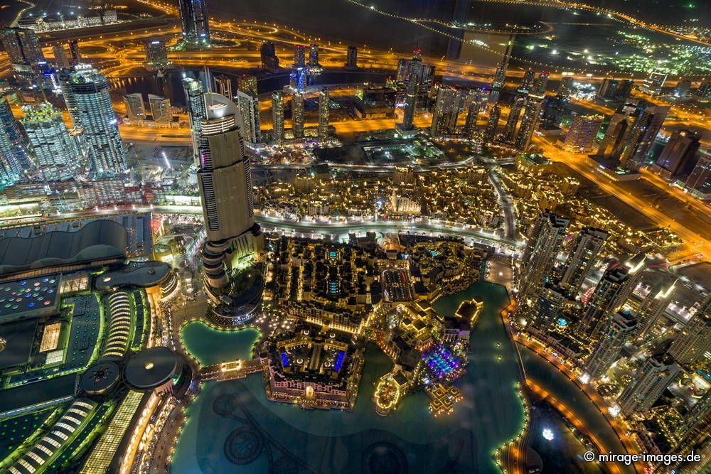 Night view from top of Burj Khalifa skyscraper
Dubai Downtown
Schlüsselwörter: Architektur Beton Hochhaus Macht Stärke Einfluss gross riesig gigantisch Stahl Großstadt Lichter gespentisch beleuchtet Gebäude Nacht nachts Wolkenkratzer künstlich Luxus Attraktion Fiktion Platz Traum Aufmerksamkeit edel nobel großzügig verschwende