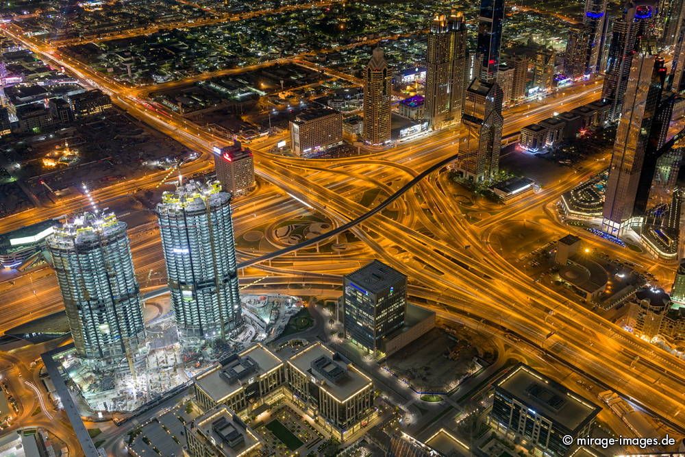 Night view from top of Burj Khalifa skyscraper
Dubai Downtown
Schlüsselwörter: Architektur Beton Hochhaus Macht Stärke Einfluss gross riesig gigantisch Stahl Großstadt Lichter gespentisch beleuchtet Gebäude Nacht nachts Wolkenkratzer künstlich Luxus Attraktion Fiktion Platz Traum Aufmerksamkeit edel nobel großzügig verschwende