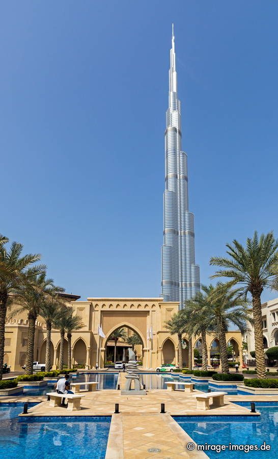 Burj Khalifa, highest Skyscraper of the World
Dubai
Schlüsselwörter: Architektur Beton Hochhaus Macht StÃ¤rke Einfluss gross riesig gigantisch Stahl GroÃŸstadt Eleganz Glanz GebÃ¤ude Wolkenkratzer kÃ¼nstlich Luxus Attraktion Fiktion Platz Traum kostspielig edel nobel groÃŸzÃ¼gig futuristisch grandios skyscraper verschwende