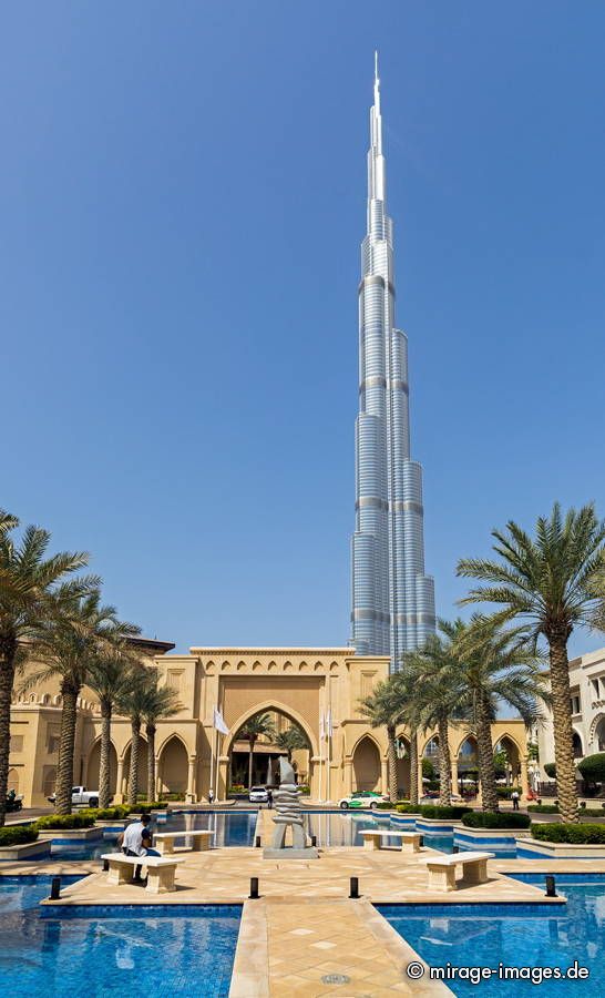 Burj Khalifa, highest Skyscraper of the World
Dubai
Schlüsselwörter: Architektur Beton Hochhaus Macht Stärke Einfluss gross riesig gigantisch Stahl Großstadt Eleganz Glanz Gebäude Wolkenkratzer künstlich Luxus Attraktion Fiktion Platz Traum kostspielig edel nobel großzügig futuristisch grandios skyscraper verschwende