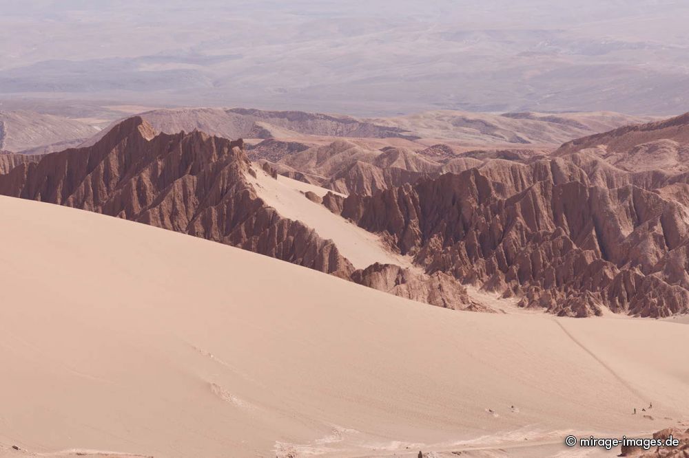 Valle de la Muerte 
San Pedro de Atacama
Schlüsselwörter: spärlich Landschaft Geologie karg Schönheit Erosion Felsen karg malerisch Gebirge Sonne Salz Weite Naturschönheit Wüste Ruhe Klima Sand Trockenheit Einsamkeit Leere Stille Naturschutz geschützt trocken entlegen Natur archaisch ursprünglich