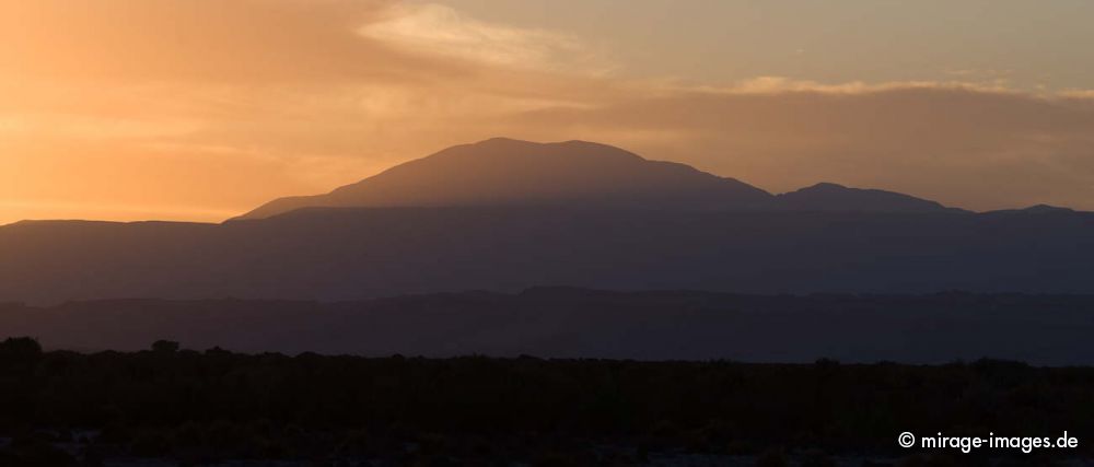 Desert Sunset
Salar de Atacama
Schlüsselwörter: Landschaft Vulkan Kegel Geologie karg Schönheit Sonnenuntergang Wolken Himmel malerisch szenisch Naturschönheit Wüste Ruhe Einsamkeit Leere Stille Naturschutz trocken arid wasserarm abends karg menschenleer spärlich geschützt Sonne kalt hoch Hocheben
