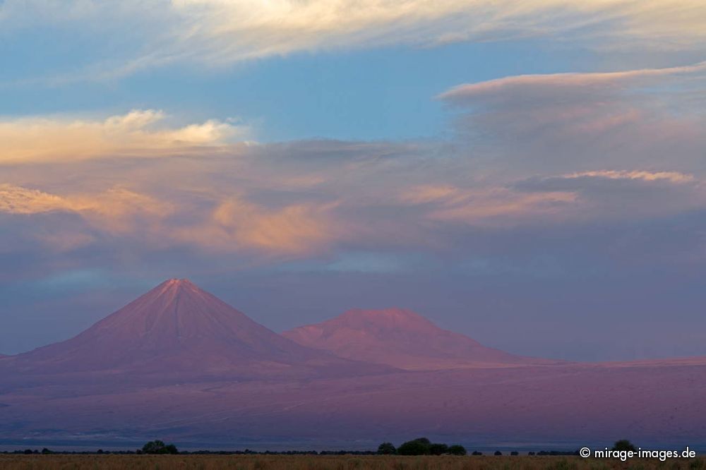 Sunset over Volcano Licancabur
San Pedro de Atacama
Schlüsselwörter: Landschaft Vulkan Kegel Geologie karg Schönheit malerisch szenisch Naturschönheit Wüste Ruhe Einsamkeit Leere Stille Naturschutz trocken dürr arid wasserarm abends karg menschenleer spärlich geschützt Sonne kalt hoch Hochebene