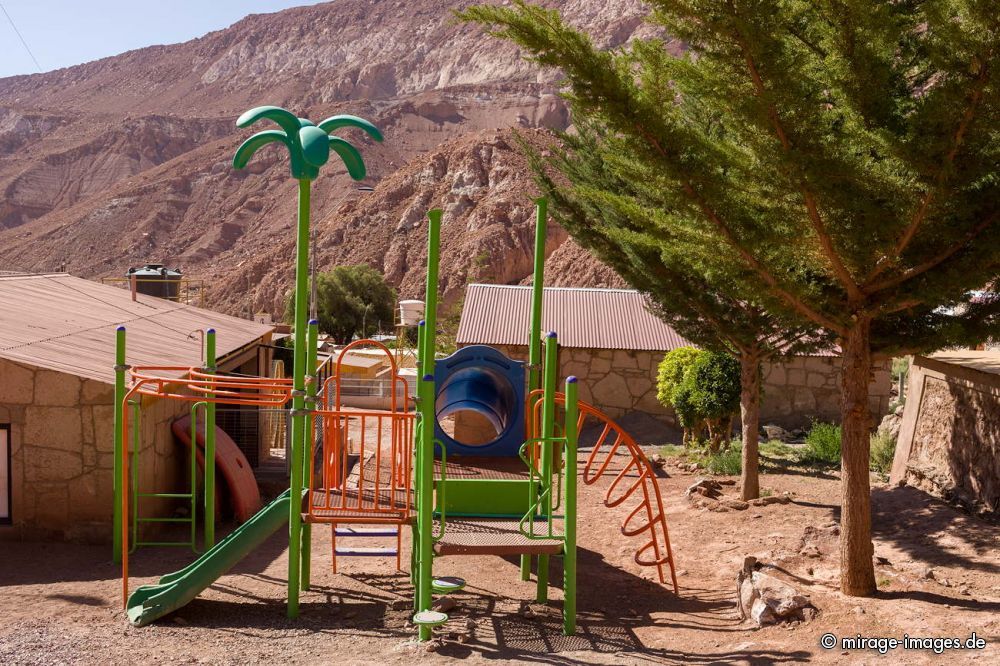 Playground
RioGrande
Schlüsselwörter: Kinder Spielplatz spielen leer bizarr einsam steril Plastik bunt entlegen abseits Design Palme klettern toben WÃ¼ste