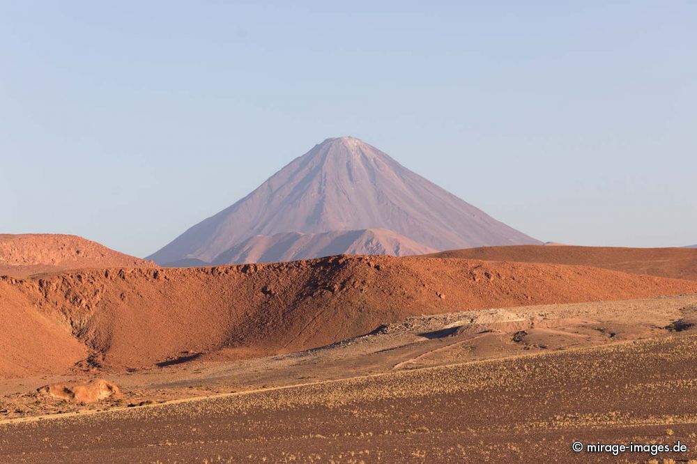 Volcano Licancabur
San Pedro de Atacama
Schlüsselwörter: spärlich Vegetation Landschaft Vulkan Kegel Geologie karg Schönheit Naturschönheit Wüste Ruhe Einsamkeit Leere Stille Naturschutz geschützt kalt hoch Weite menschenleer erhaben entlegen sauber rein Natur karg malerisch Raum offen Höhe trocken arid D