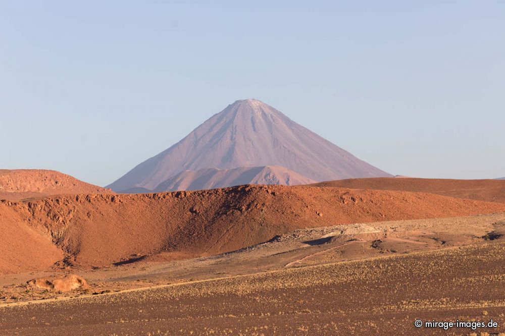 Volcano Licancabur
San Pedro de Atacama
Schlüsselwörter: spÃ¤rlich Vegetation Landschaft Vulkan Kegel Geologie karg SchÃ¶nheit NaturschÃ¶nheit WÃ¼ste Ruhe Einsamkeit Leere Stille Naturschutz geschÃ¼tzt kalt hoch Weite menschenleer erhaben entlegen sauber rein Natur karg malerisch Raum offen HÃ¶he trocken arid D