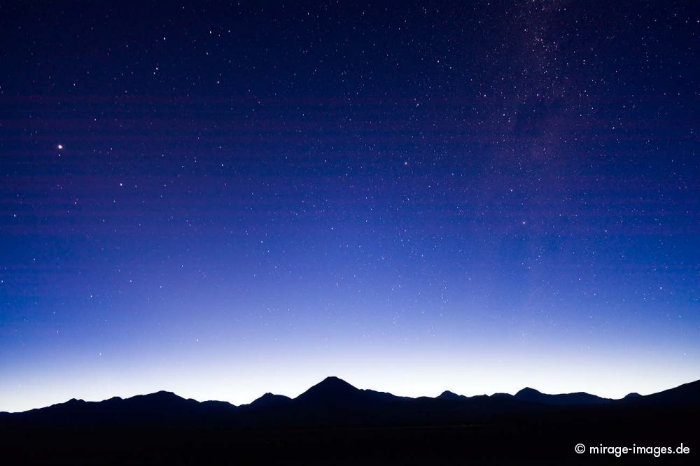 Star Gloaming
San Pedro de Atacama
Schlüsselwörter: Sonnenaufgang Silhouette Himmel morgens frÃ¼h Sterne Sternhimmel leuchten kalt KÃ¤lte weiss blau Vulkan vulkanisch Landschaft Weite Panorama SchÃ¶nheit Natur ursprÃ¼nglich Stille Pracht Ruhe Kontemplation Universum klar blau