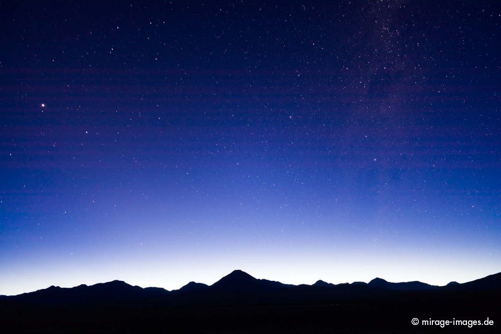 Star Gloaming
San Pedro de Atacama
Schlüsselwörter: Sonnenaufgang Silhouette Himmel morgens früh Sterne Sternhimmel leuchten kalt Kälte weiss blau Vulkan vulkanisch Landschaft Weite Panorama Schönheit Natur ursprünglich Stille Pracht Ruhe Kontemplation Universum klar blau