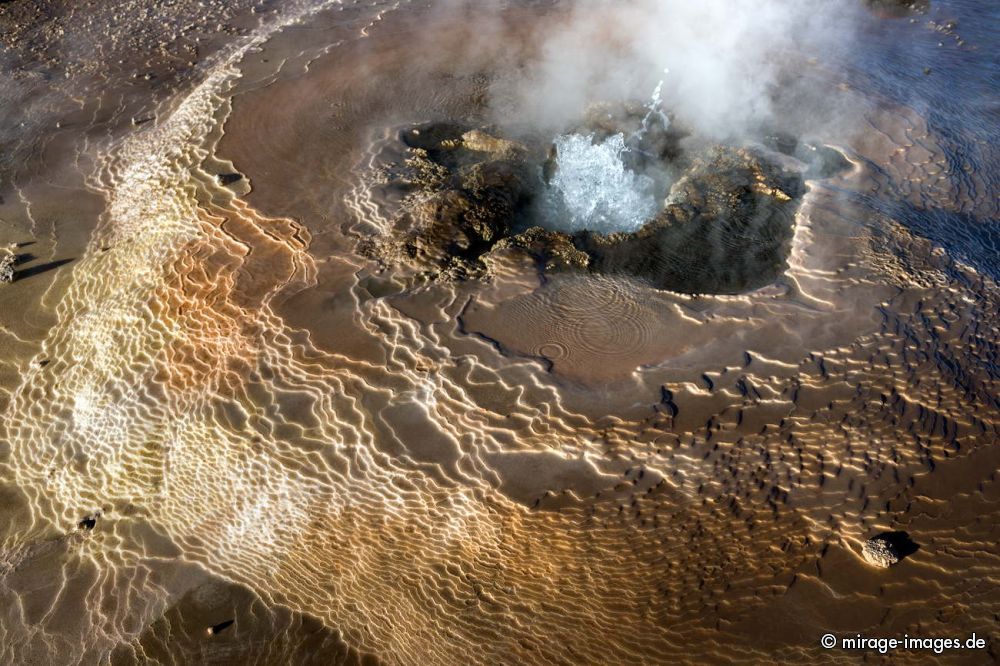Mini Geyser
Geysers del Tatio
Schlüsselwörter: Fumarole Blasen malerisch Ökosystem extrem Umwelt zerbrechlich fragil Geysir Hitze heiss Wasser Hochebene Nebel Dampf morgens Naturschutzgebiet Rauch Schwefel entlegen bizarr Sonnenaufgang Wind wild geschützt Landschaft sprudelnd Geologie karg Schönhei