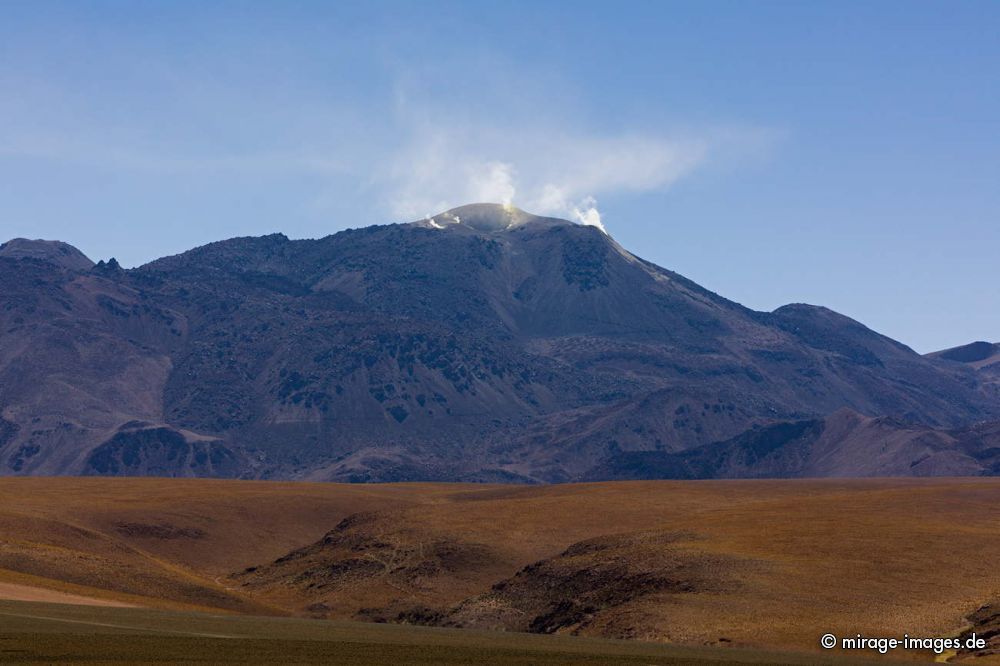 Smoking Vucano
Schlüsselwörter: Vulkan aktiv spÃ¤rlich Vegetation Landschaft Geologie unwirtlich grau Nebel Dampf karg SchÃ¶nheit extrem Umwelt zerbrechlich fragil NaturschÃ¶nheit WÃ¼ste Klima Ruhe Einsamkeit Leere Stille Naturschutz geschÃ¼tzt Rauch Sonne Weite Erhabenheit entlegen kar