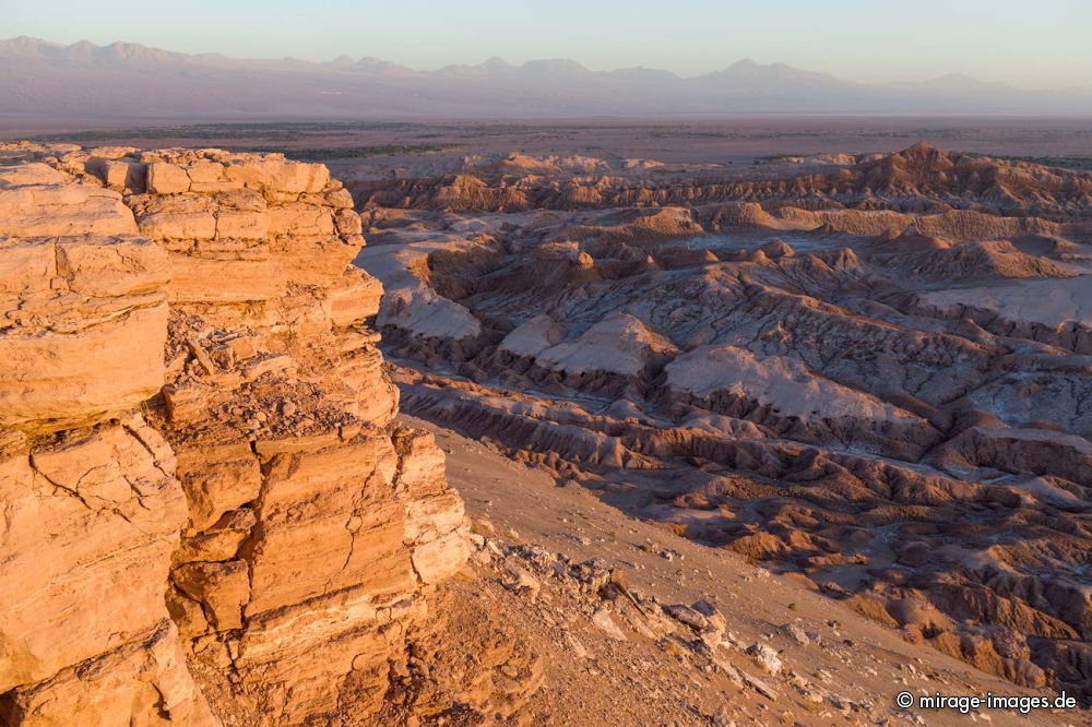 Valle de la Luna
San Pedro de Atacama
Schlüsselwörter: archaisch arid Arides Klima blau rot dürr Wüste rund Einsamkeit entlegen Erhabenheit Erosion Fantasie Felsen Geologie geschützt Himmel Höhe hyperarid karg Landschaft Leere Licht malerisch menschenleer Natur Naturschönheit ursprünglich Weite Abend