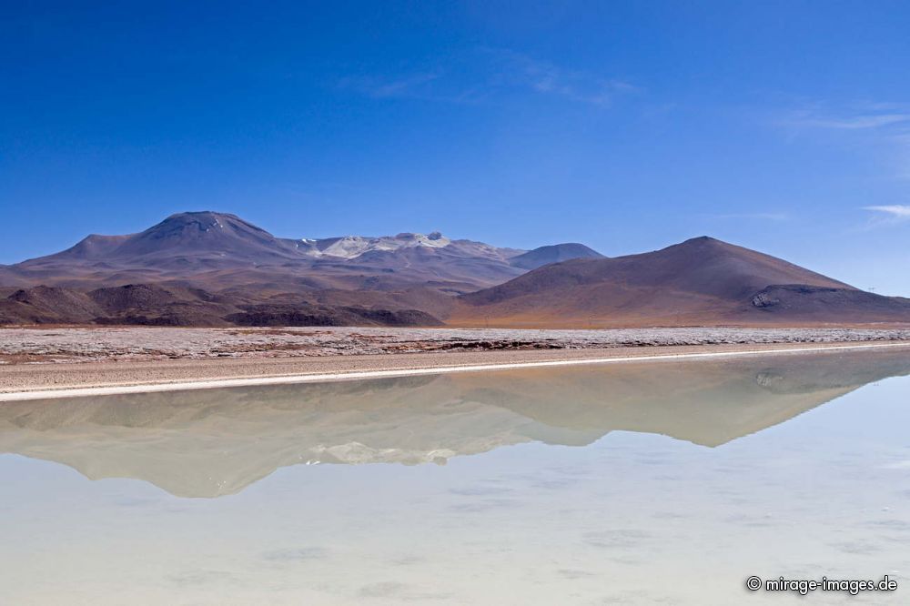 Laguna Salar Talar 
Schlüsselwörter: archaisch arid Arides Klima blau rot Felsen dürr Salz Salzsee Lagune Wüste rund Einsamkeit entlegen Erhabenheit Erosion Fantasie Felsen Geologie geschützt Himmel Höhe hyperarid karg Weite Landschaft Leere Licht malerisch menschenleer Natur Naturschön