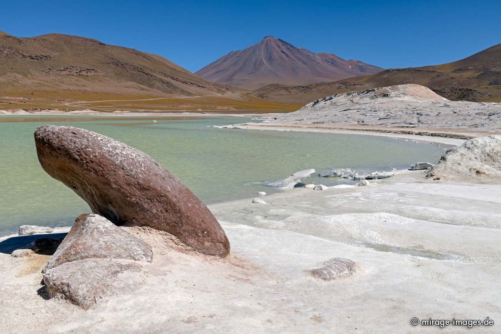 Laguna Salar Talar 
Schlüsselwörter: archaisch arid Arides Klima blau rot Felsen dürr Salz Salzsee Lagune Wste rund Einsamkeit entlegen Erhabenheit Erosion Fantasie Felsen Geologie geschützt Himmel Höhe hyperarid karg Weite Landschaft Leere Licht malerisch menschenleer Natur Naturschön