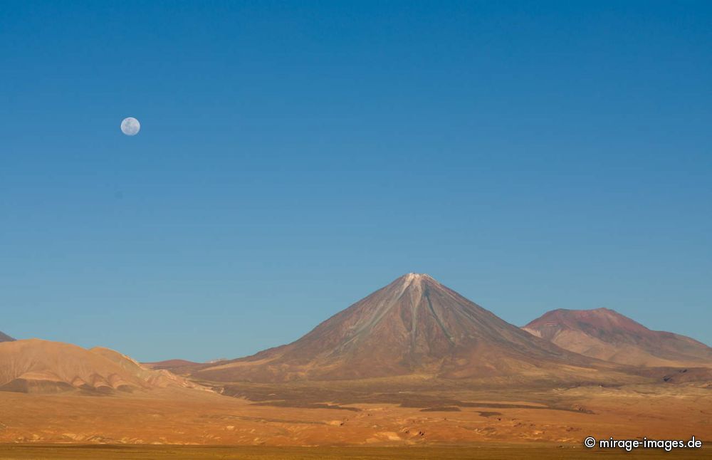 Fullmoon over Licancabur 
San Pedro de Atacama
Schlüsselwörter: Landschaft Mond Vulkan Kegel Geologie karg Schönheit malerisch szenisch Naturschönheit Wüste Ruhe Einsamkeit Leere Stille Naturschutz trocken dürr arid wasserarm abends karg menschenleer spärlich geschützt Sonne kalt hoch Hochebene Vollmond