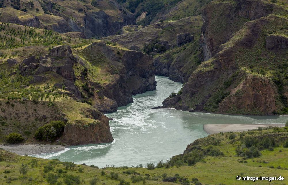 Schlüsselwörter: Welle Fluss Wasser Wasserfall Kaskade Schönheit wild weich Natur natürlich sauber romantisch ursprünglich türkis Harmonie kalt türkis kalt entspannend sensibel kraftvoll Umwelt Umweltverschmutzung fliessen Ruhe Meditation Entspannung frisch malerisch