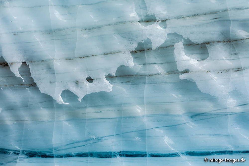 Azur Ice
Lötschental
Schlüsselwörter: Endmoränenlandschaft Gletscher Höhle Eishöhle blau türkis weiss abstrakt Form Textur Struktur Gemälde Klimawandel CO2 Temperatur Relief Metamorphose Kristall Kristalle kristallin Süsswasser vereist eisig Eis gefroren Winter Frost Kälte kalt frieren