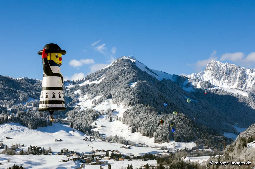 40th International Hot Air Balloon Festival - ballooon of SÃ©bastien ThÃ©faut-SubÃ©ry flying over the snowy landscape
Château-d’Œx
