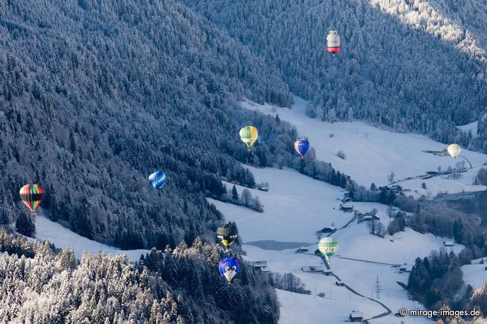 40th International Hot Air Balloon Festival - balloons are flying in the blue sky over the swiss mountain scenery
Chteau-dx
