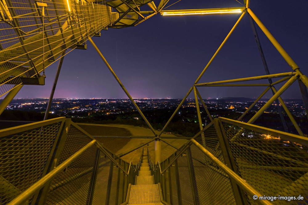 Tetraeder nachts - Halde Beckstrasse
Bottrop
Schlüsselwörter: nachts nacht beleuchtet idyllisch Zauber Lichtkunst Kunst Stahlkonstruktion Szenerie Kunstlicht Licht Kulisse Design Dreieck Ausblick Treppen luftig Hhe Pyramide schweben Aussichtsplattform Halde Abraumhalde blau zeitgenössisch Wahrzeichen