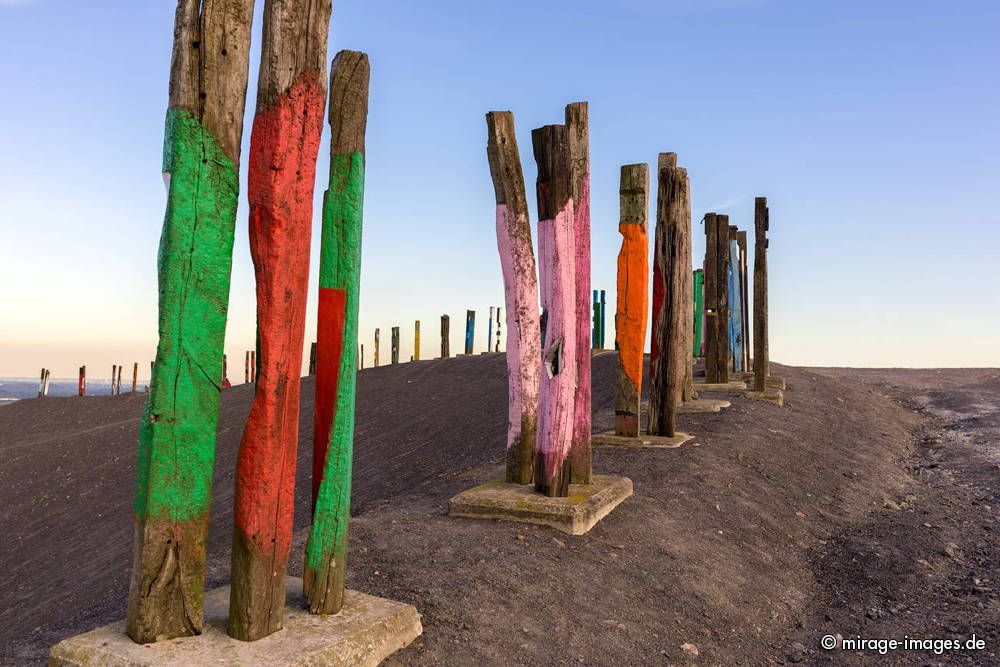 Installation Totems vom baskischen Maler und Bildhauer Agustín Ibarrola - Halde Prosper Haniel 
Oberhausen
Schlüsselwörter: Kunst Halde Bahnschwellen farbig Totem Symbol Industriekultur Ruhrgebiet