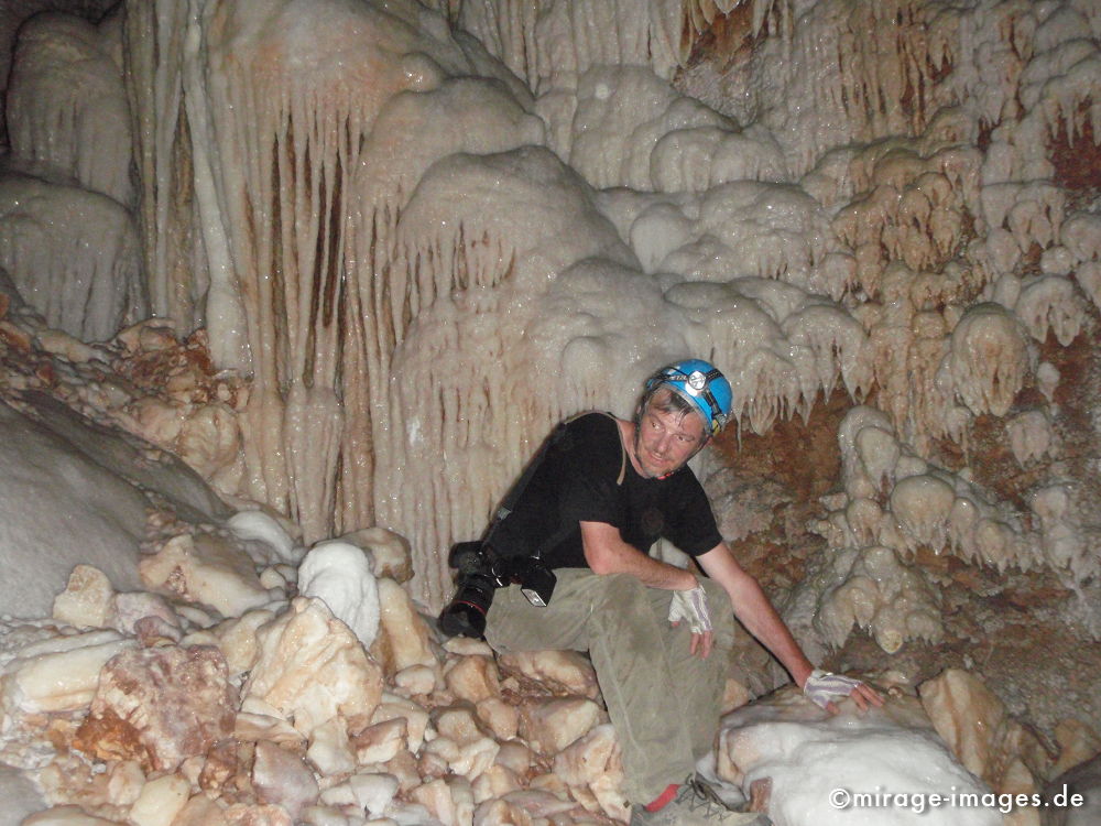 Me inside the Cave
Khaf Thary Â©Ray
Schlüsselwörter: HÃ¶hle, Abenteuer, forschen, entdecken, unbekannt, abgelegen, dunkel, Stille, Felsen, unwirtlich, Gebirge, Berge, Canyon, Schlucht, klettern, Stalagmiten, Stalaktiten, Natur, surreal, Geologie, 